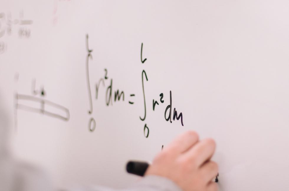 Algebraiska uttryck: Lär dig dividera polynom effektivt