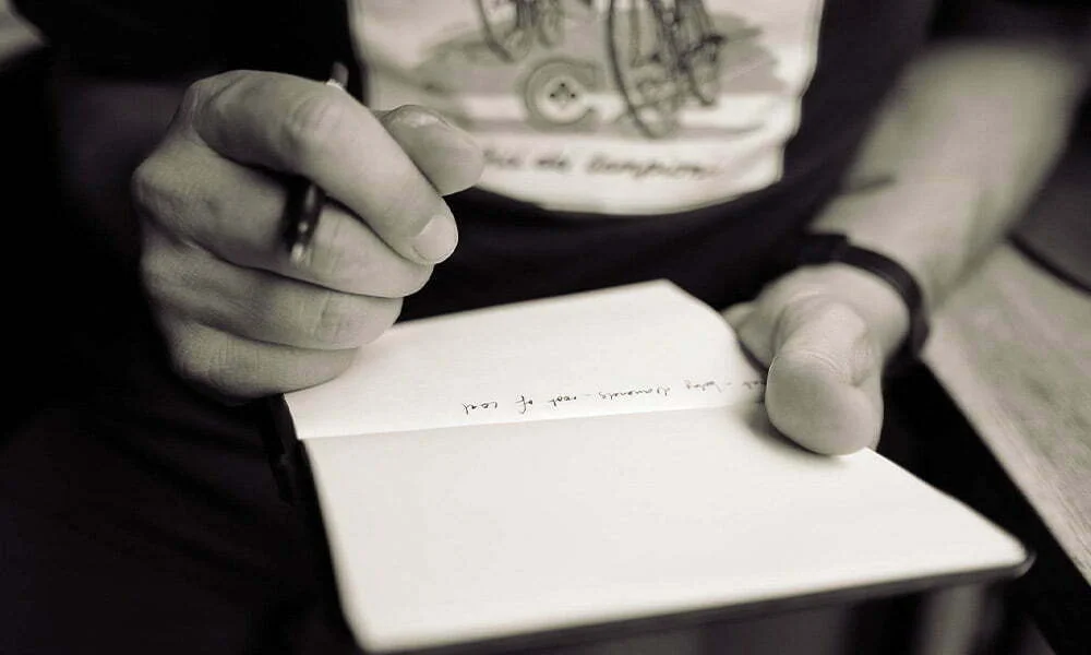 Cómo escribir letras de rap romántico que sean impactantes