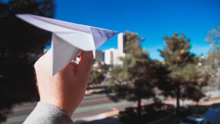 Cómo planificar un concurso de aviones de papel con guías