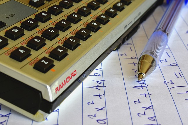 Cómo reducir términos semejantes con guía y calculadora