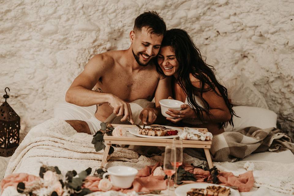 Cómo sorprender a tu pareja con un desayuno en la cama romántico
