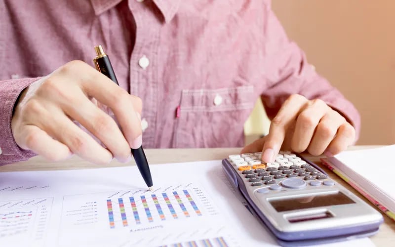De qué manera se aplica la inducción matemática en finanzas