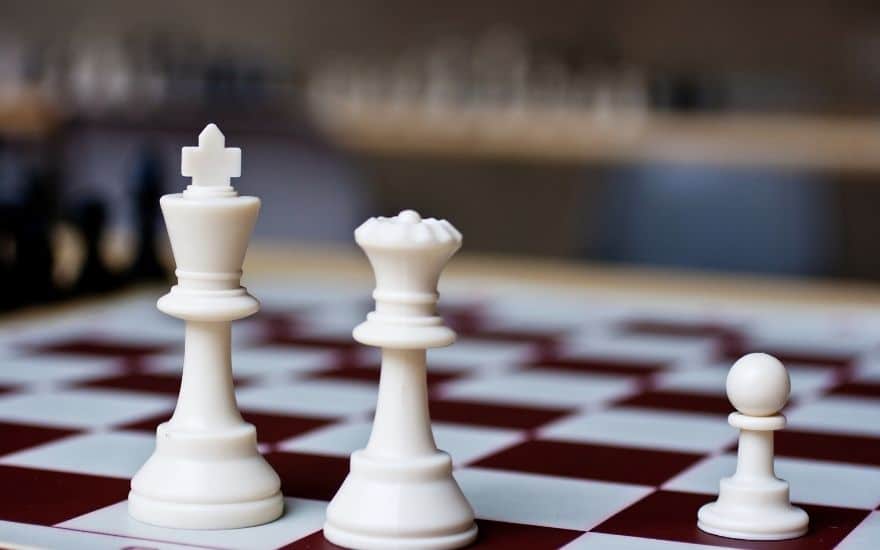 Dónde va la reina en el ajedrez: movimientos y estrategias