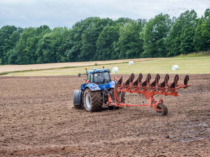 es el arado con tractor clave para la eficiencia en la agricultura