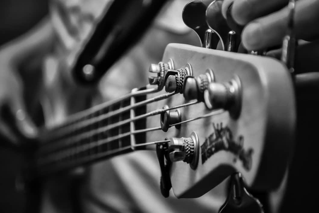 Instrumento bajo: Descubre la interesante historia del bajo