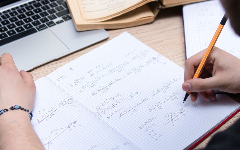Matemáticas Discretas: Fundamentos y Aplicaciones Esenciales