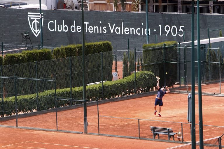 Padel en Paiporta: Mejora tu juego con un profesor experto