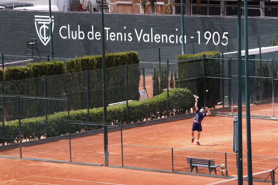padel en paiporta mejora tu juego con un profesor