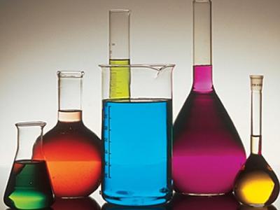 Qué factores influyen en la velocidad de una reacción química
