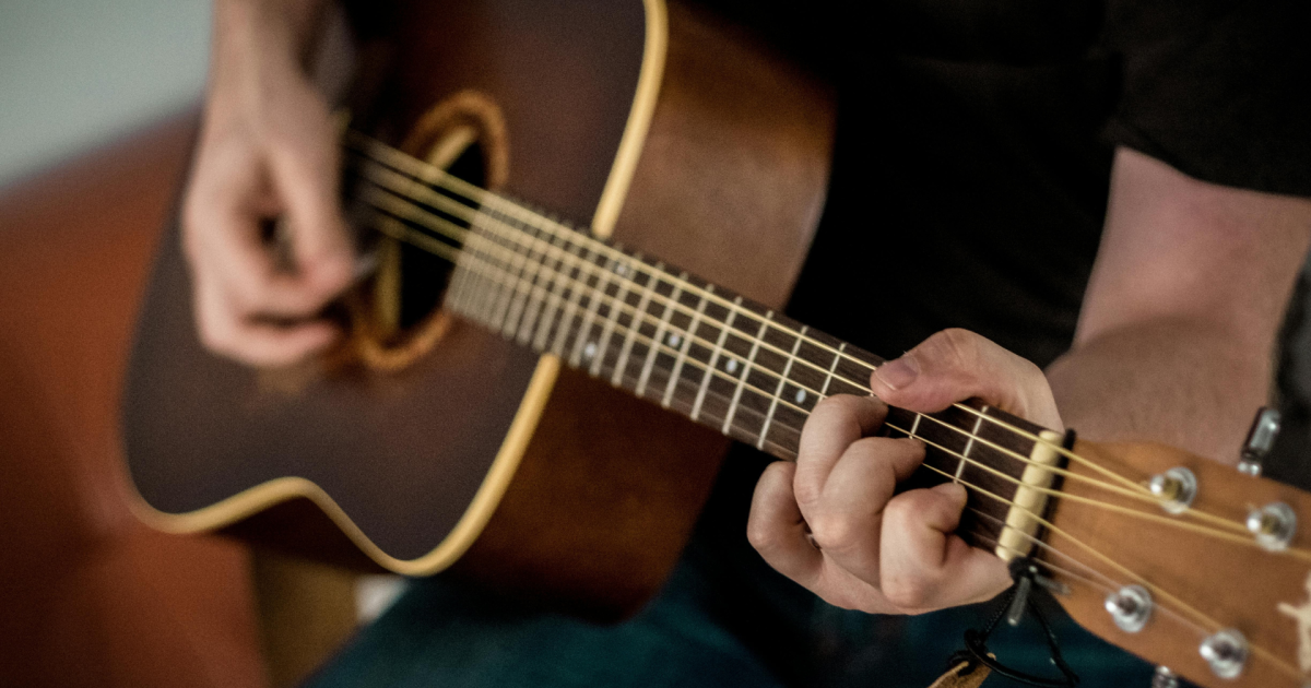 Quién inventó la guitarra Descubre su origen y evolución