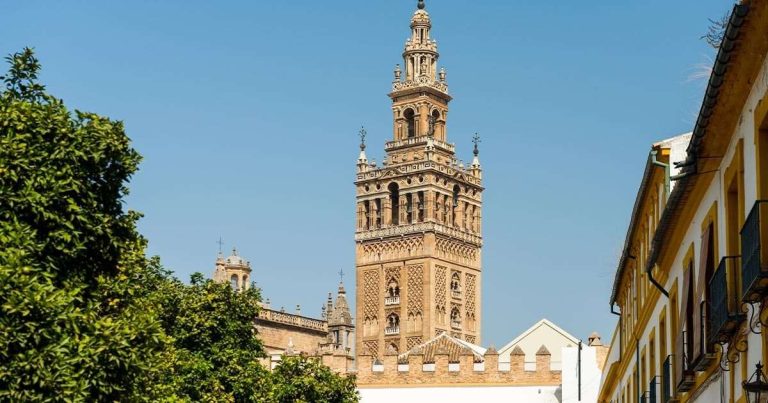 Cuál es la altura icónica de la Giralda de Sevilla