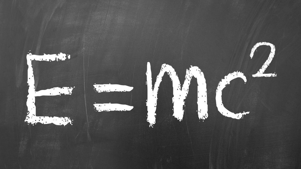 Usas nuestra calculadora avanzada de energía cinética relativista